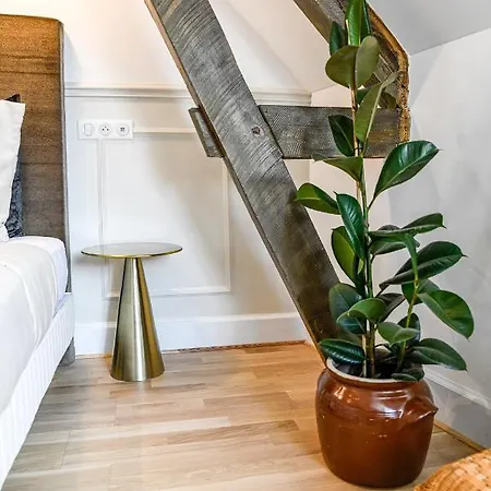 Bed & Breakfast La Maison De Reina 4*