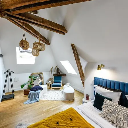 ベッド・アンド・ブレックファスト La Maison De Reina 4*
