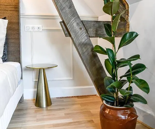 Bed & Breakfast La Maison De Reina 4*